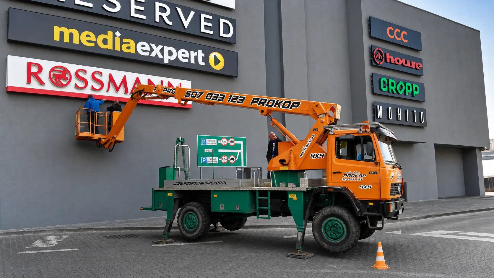 Podnośnik Dźwigi Prokop przy centrum handlowym